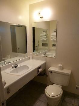 Airport Inn Lakeside Winfield Экстерьер фото