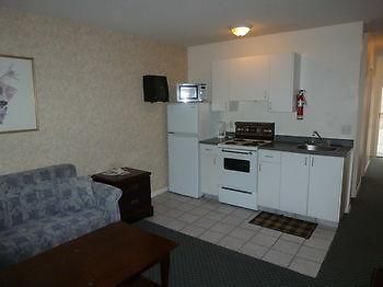 Airport Inn Lakeside Winfield Экстерьер фото