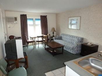 Airport Inn Lakeside Winfield Экстерьер фото